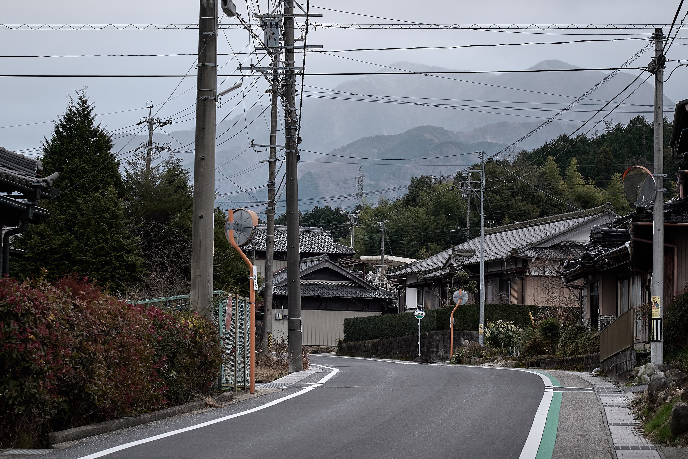 A hamlet on the Nakasendō. Mountains in the distance.